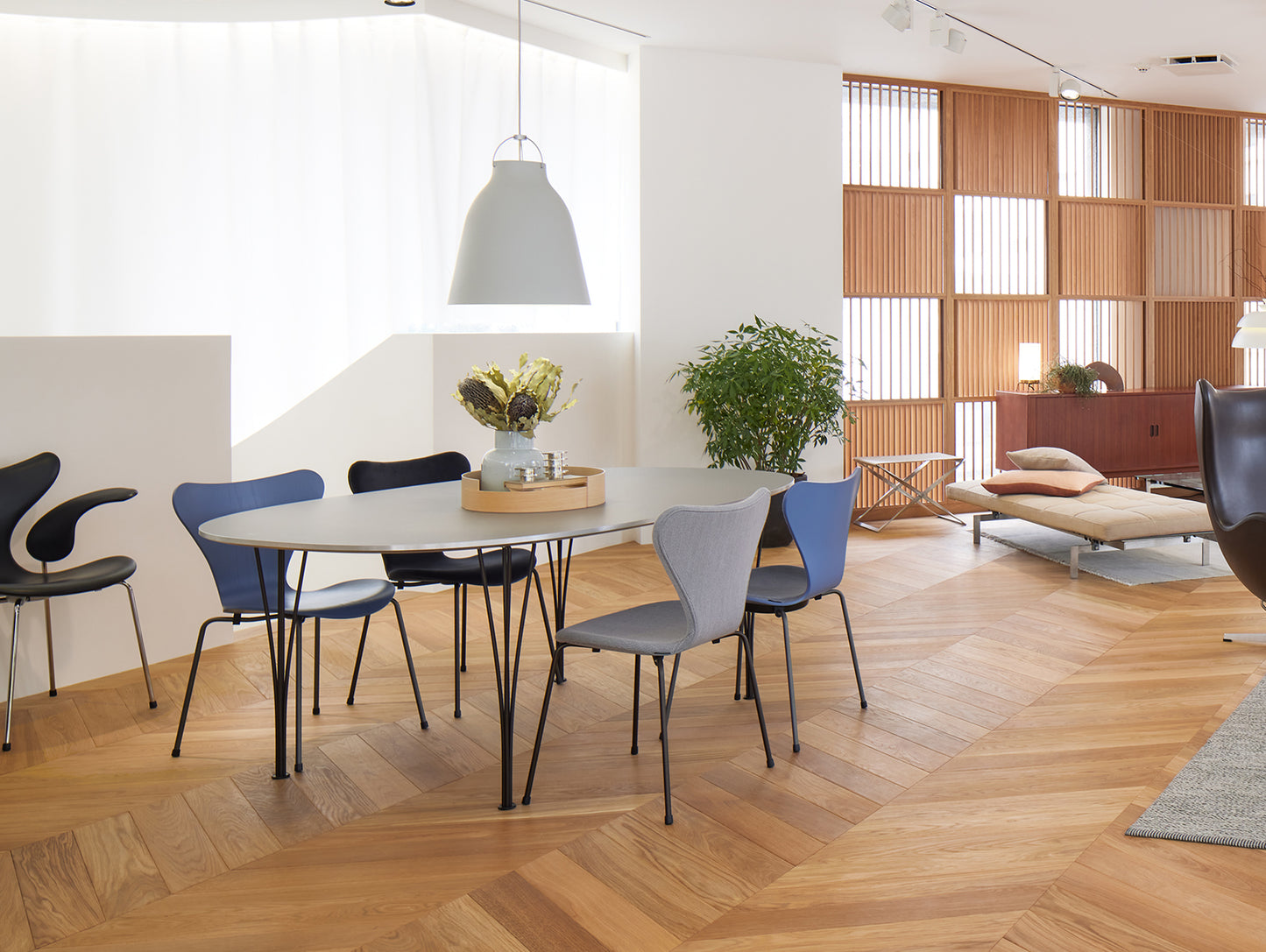 Series 7™ 3107 Dining Chair by Fritz Hansen