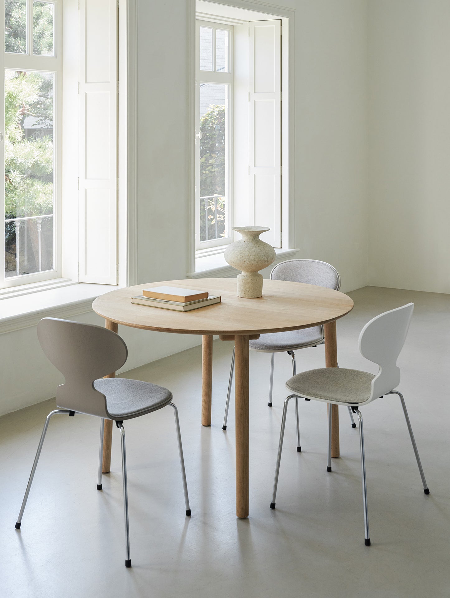 White Lacquered Shell / Hallingdal 65 110