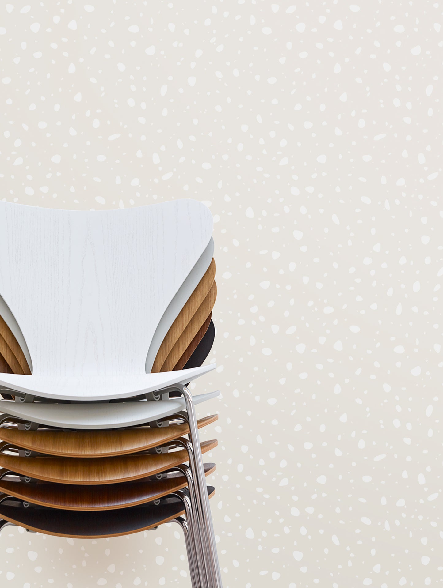 Series 7™ 3107 Dining Chair by Fritz Hansen