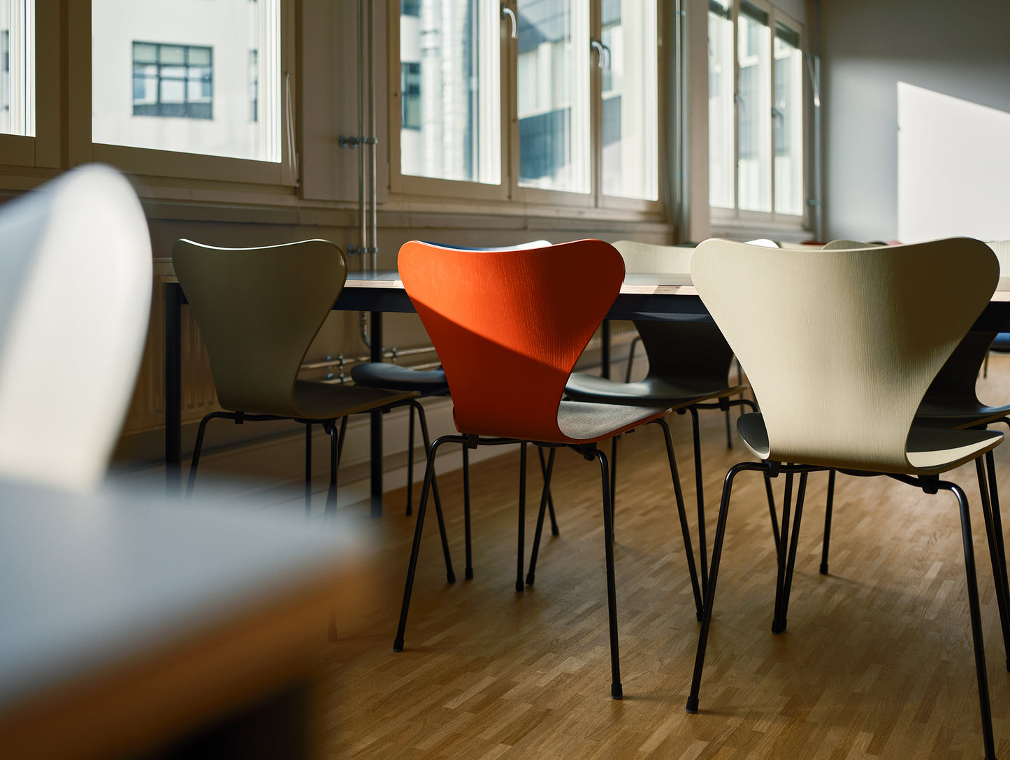Series 7™ 3107 Dining Chair by Fritz Hansen