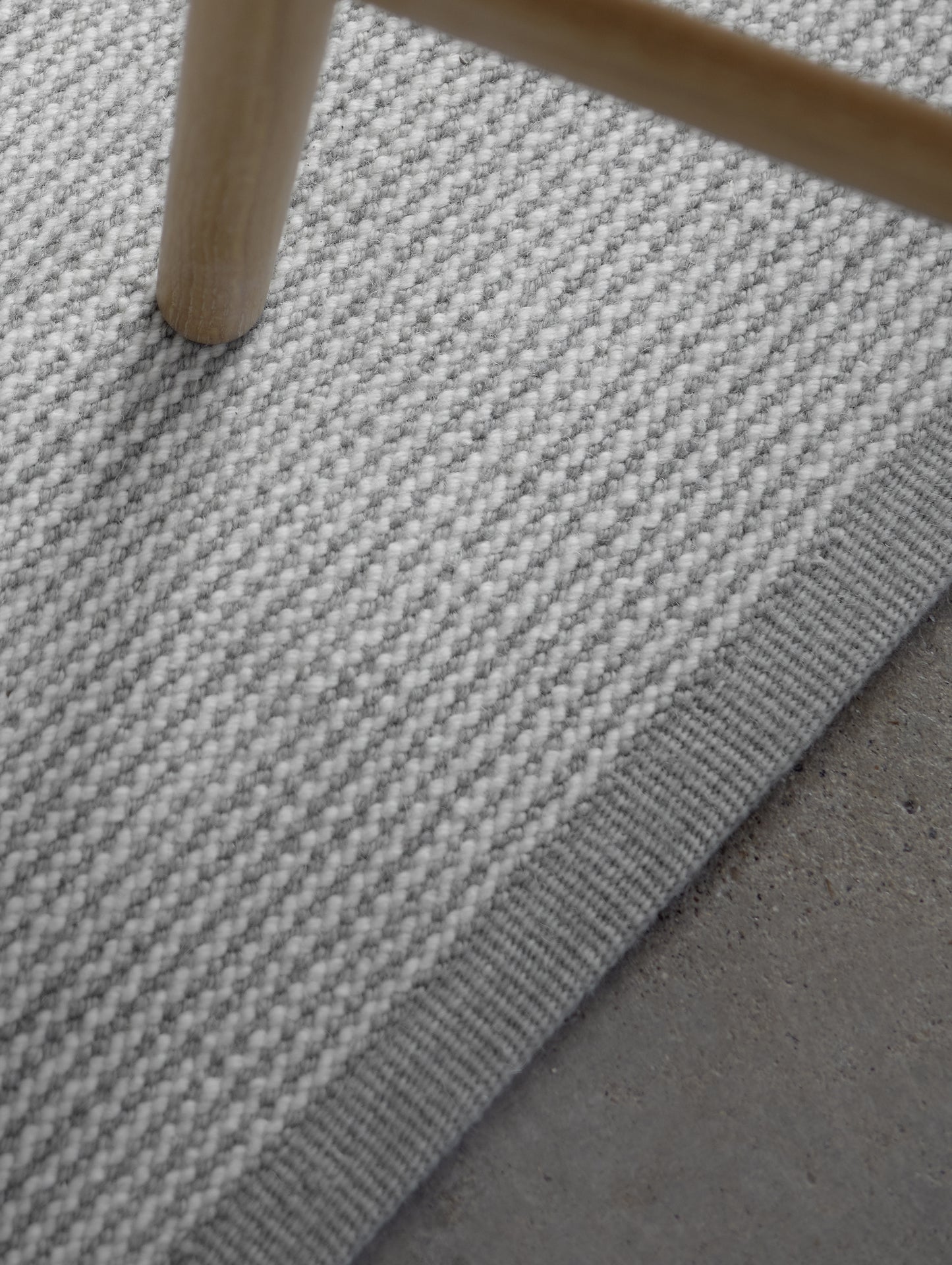 Fabula Erica Rug in Light Grey / Off-White