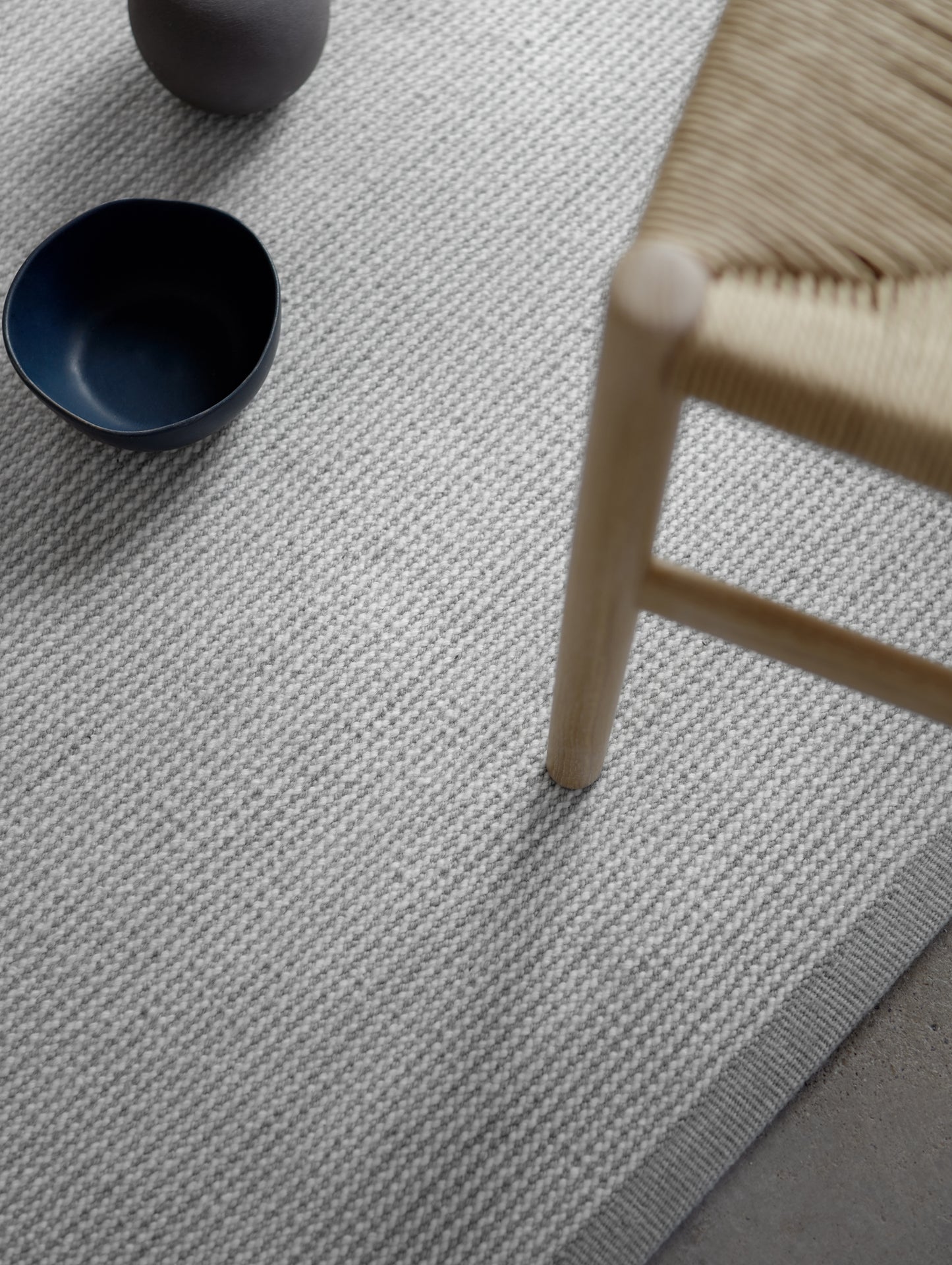 Fabula Erica Rug in Light Grey / Off-White