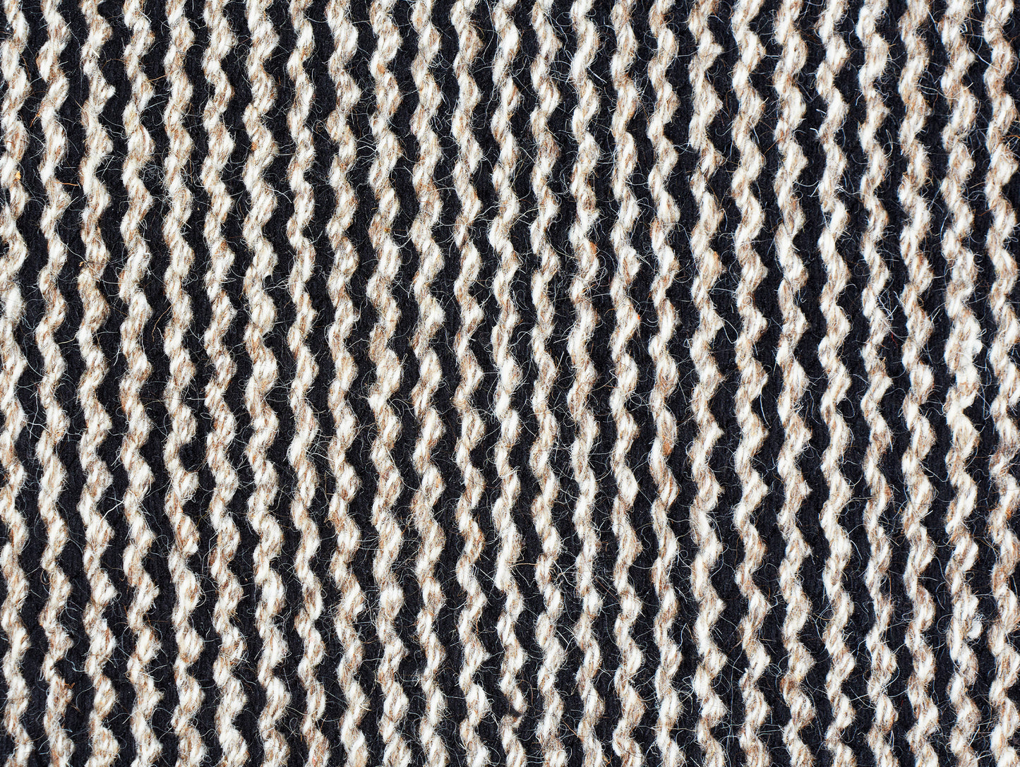 Fabula Fenris Rug - Black / Nature