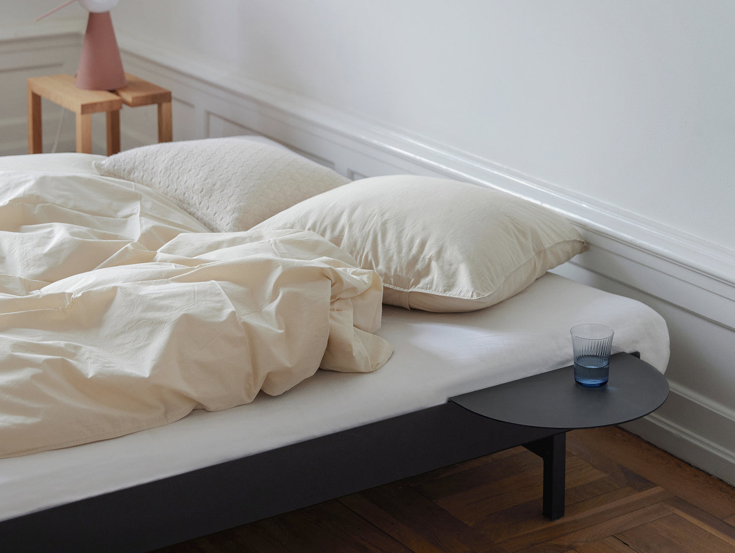 Moebe Bed 90-180 cm with Side Table - Black