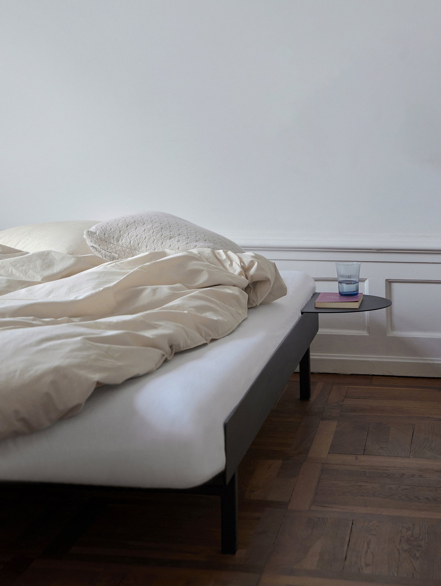 Moebe Bed 90-180 cm with Side Table - Black