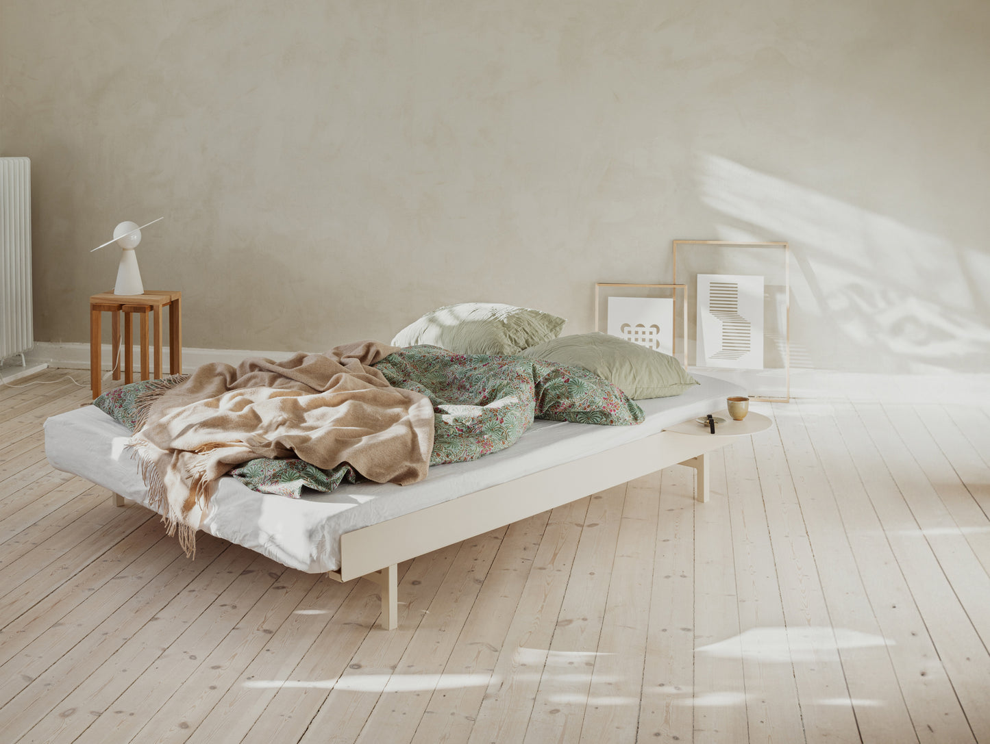 Moebe Bed 90-180 cm with Side Table - Sand