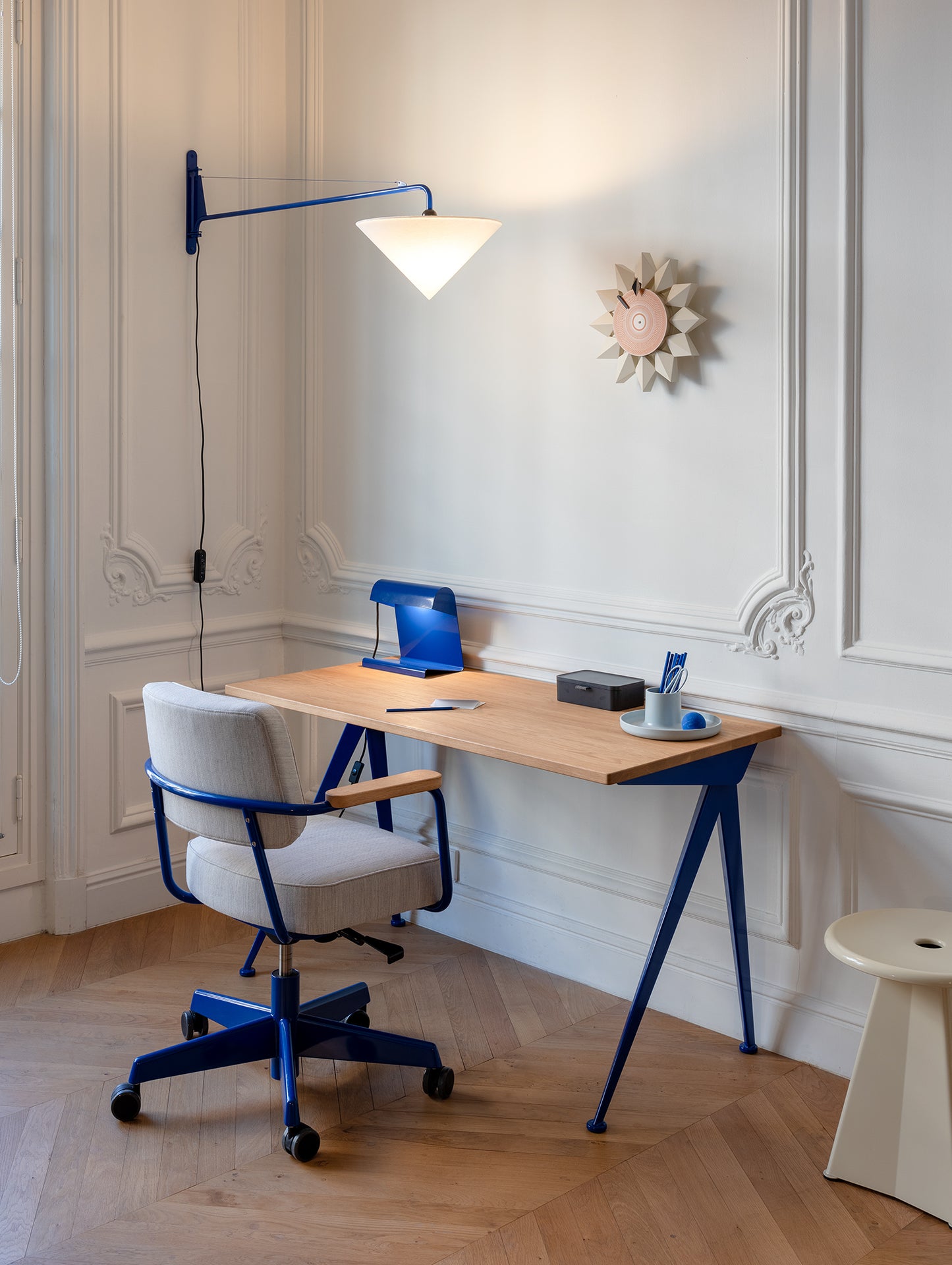 Compas Direction by Vitra - Oiled Oak Tabletop / Bleu Marcoule