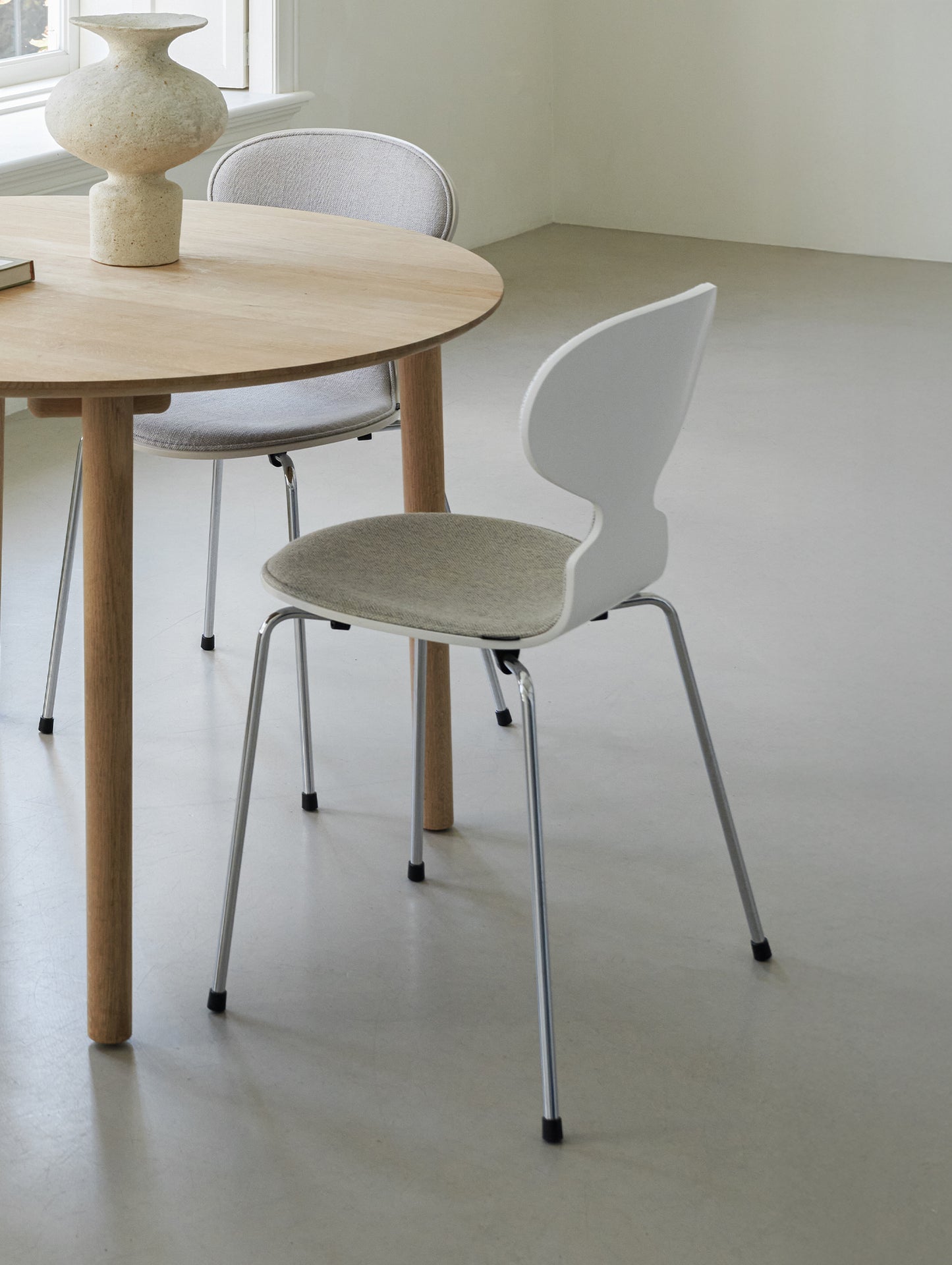 White Lacquered Shell / Hallingdal 65 110