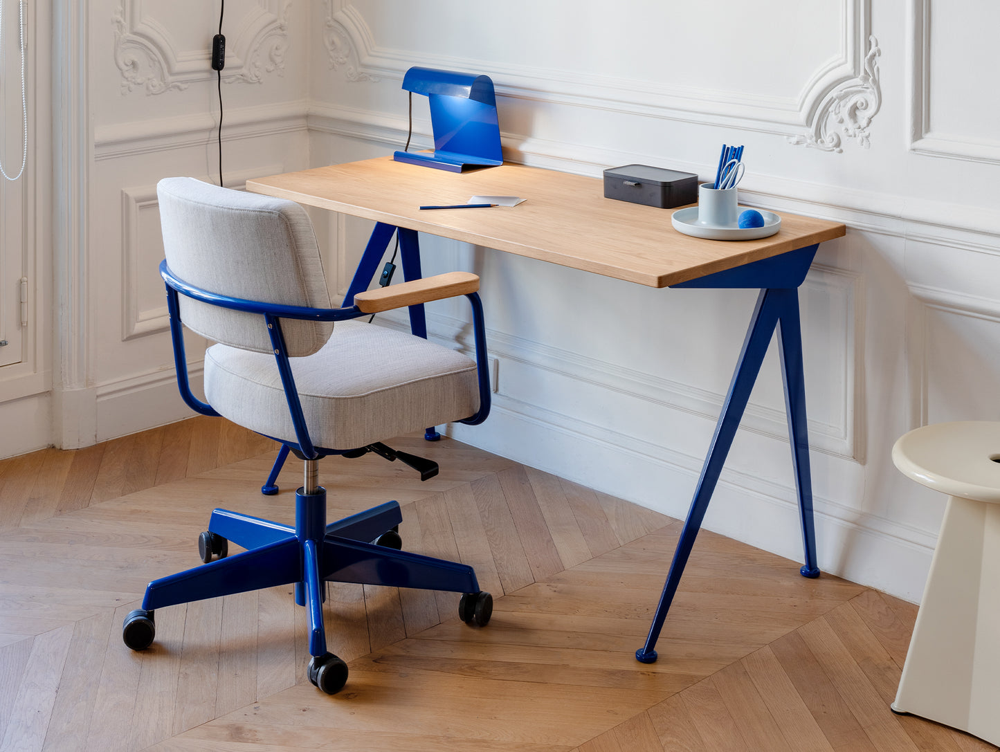 Compas Direction by Vitra - Oiled Oak Tabletop / Bleu Marcoule