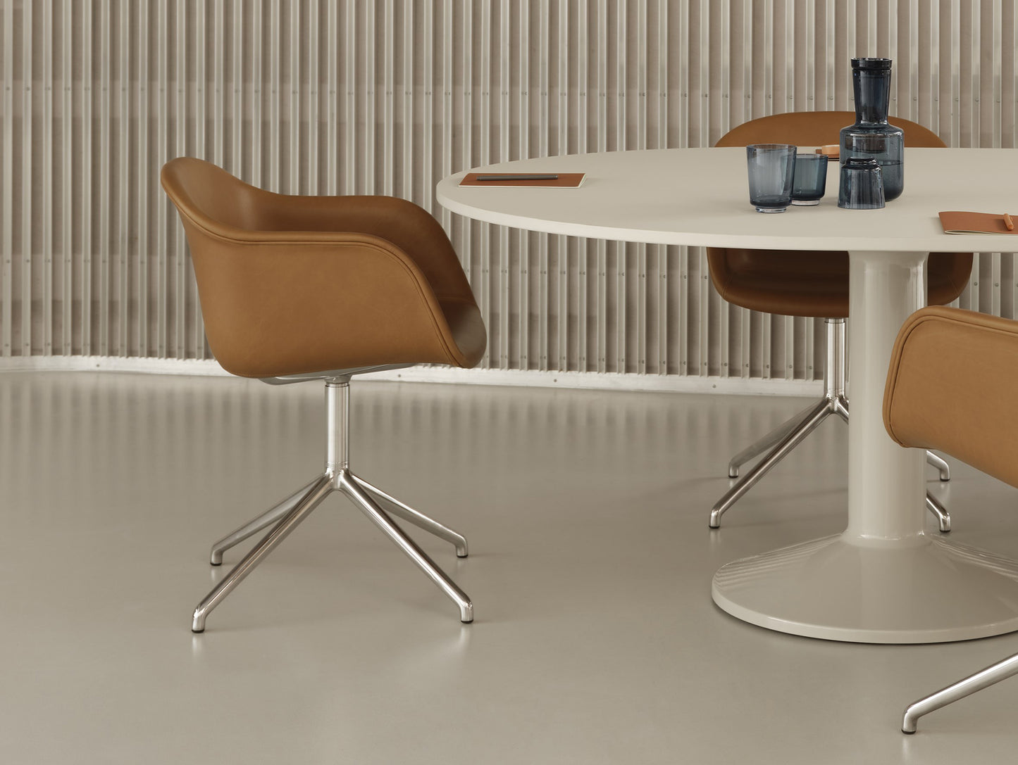 Fiber Armchair Upholstered with Swivel Base by Muuto - Cognac Refine Leather / Polished Aluminium