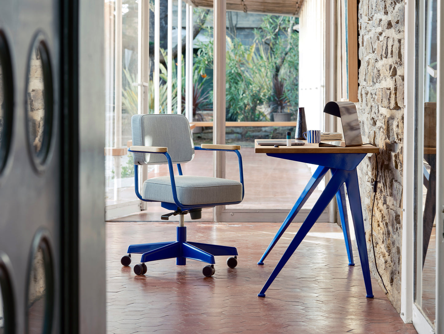 Compas Direction by Vitra - Oiled Oak Tabletop / Ble Marcoule Base
