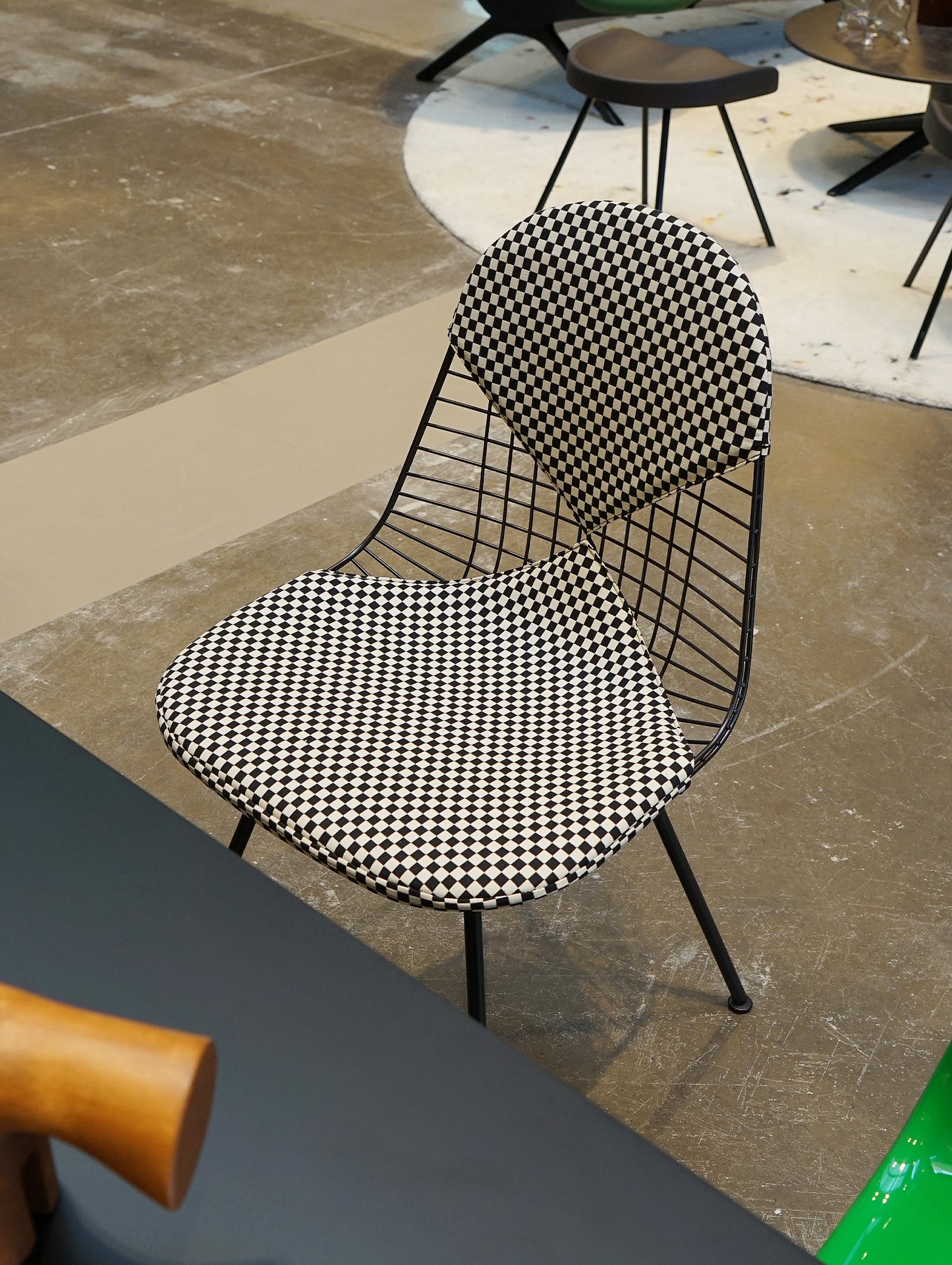 Eames Wire Chair DKR-2 by Vitra - with seat and back pad / Dark Powder-Coated Steel / Checker