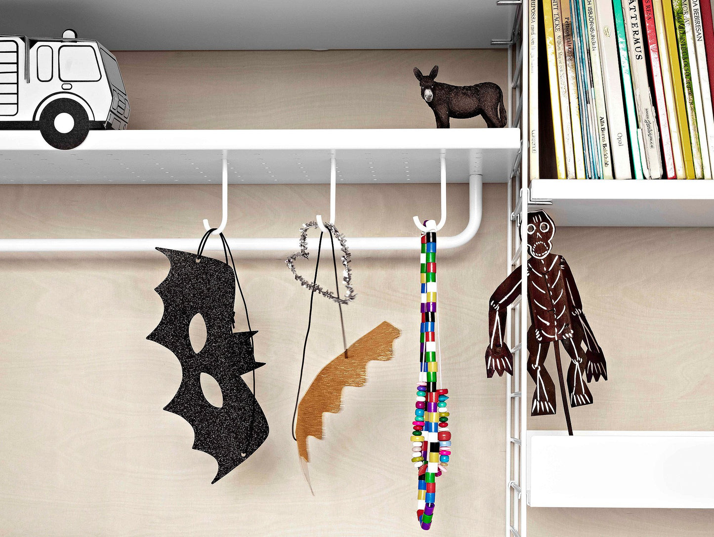 String Plus Hooks - White