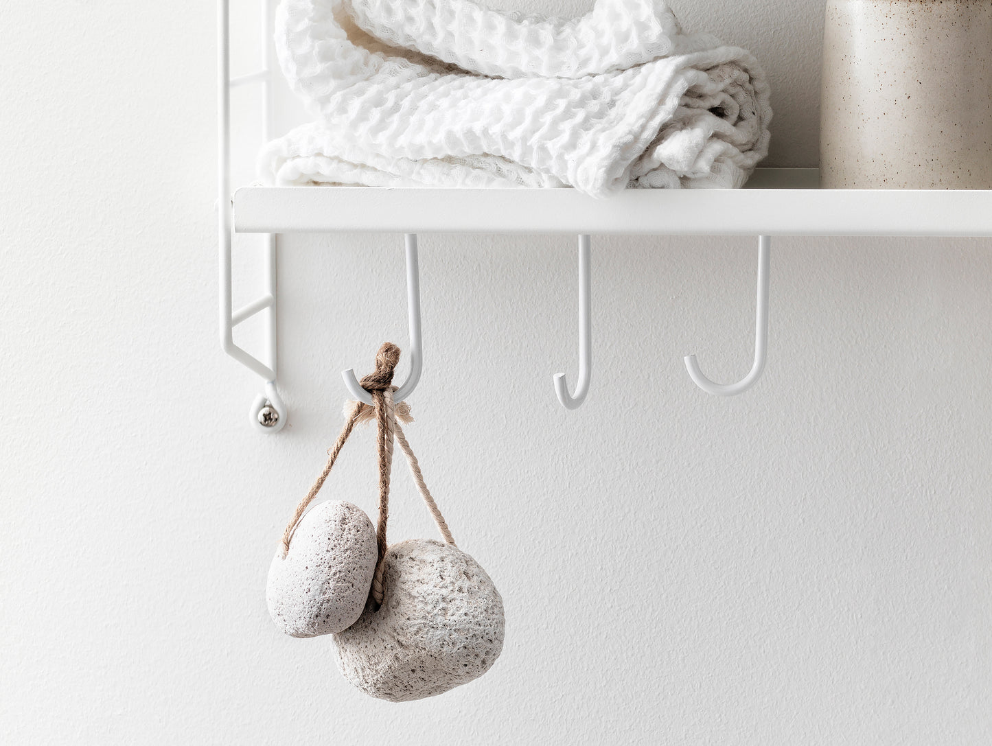 String Plus Hooks - White