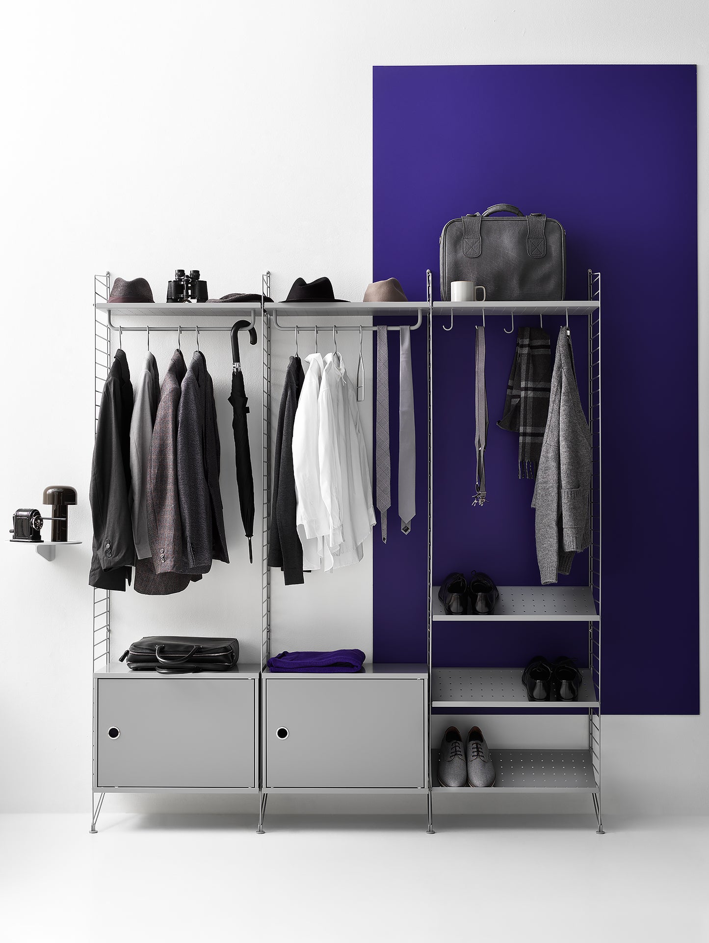 스윙 도어가 있는 스트링 시스템 캐비닛