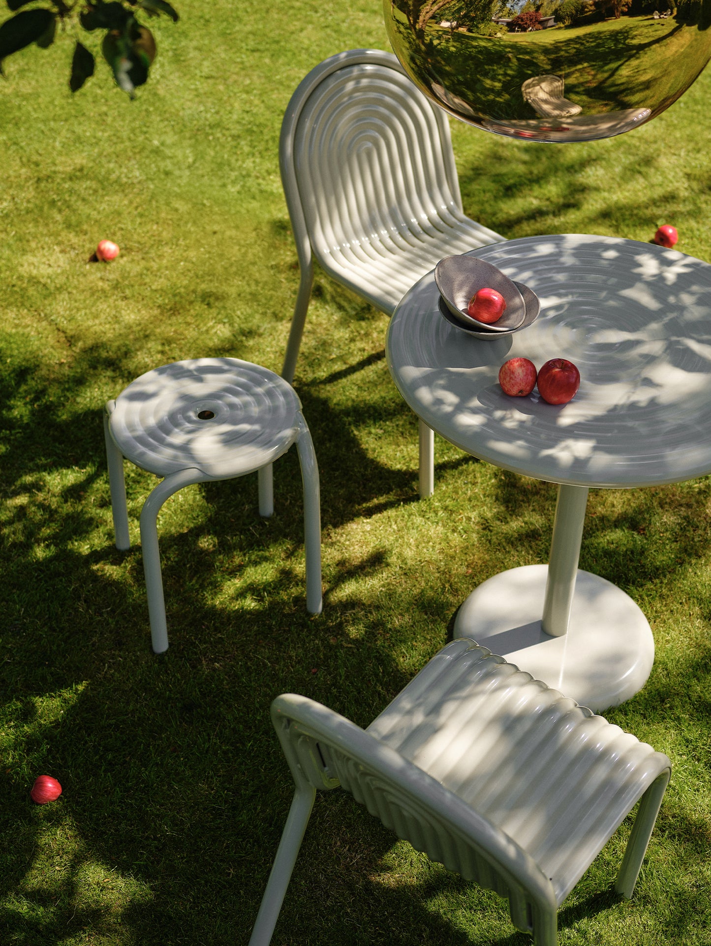 Groove Round Table by Tom Dixon - Putty