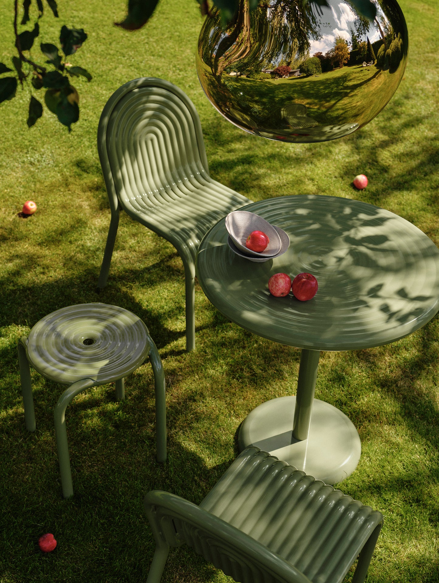 Groove Round Table by Tom Dixon - Moss
