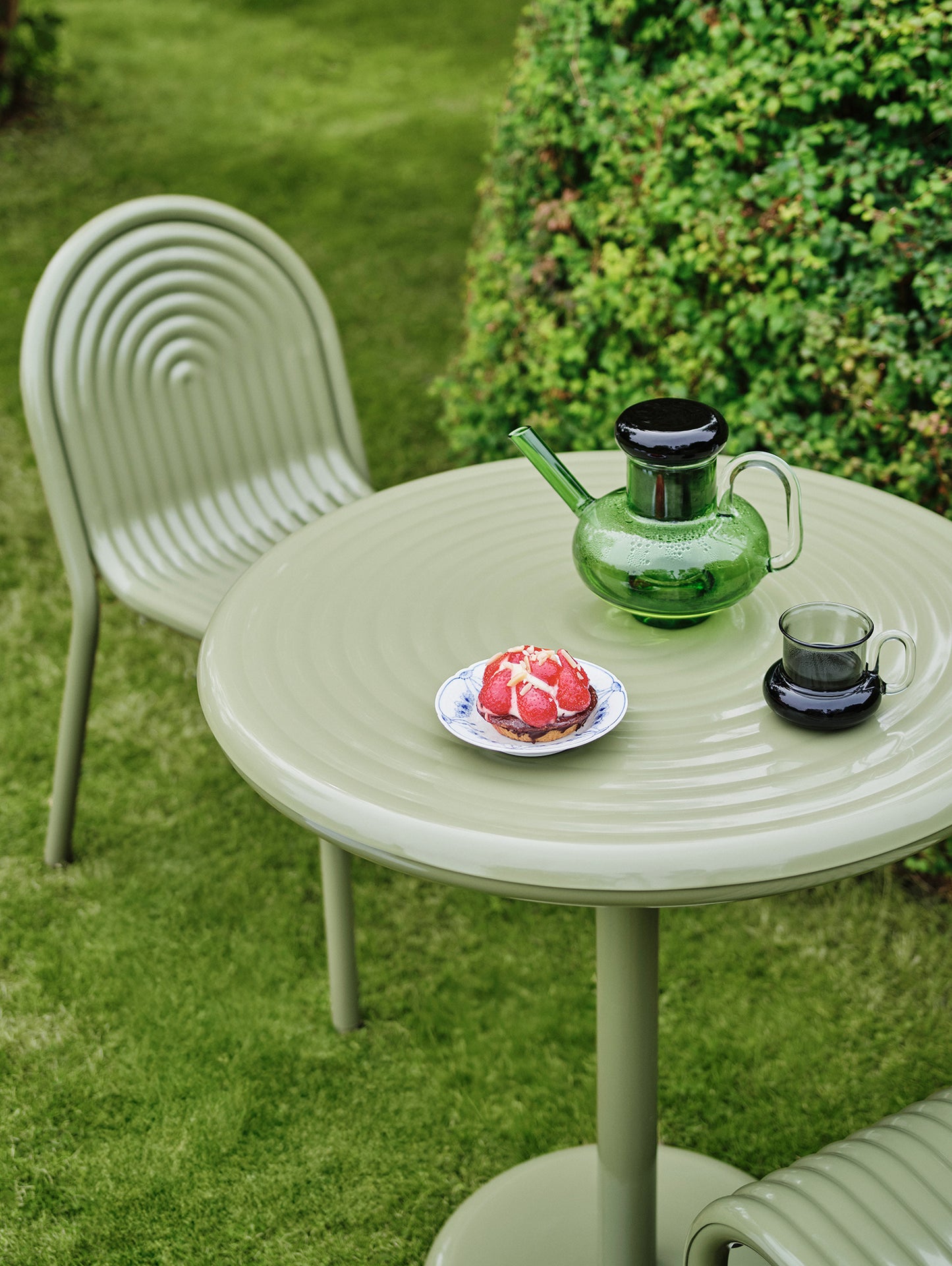Groove Round Table by Tom Dixon - Moss