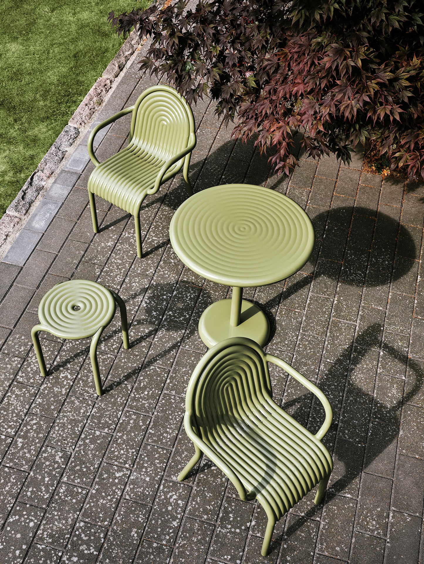 Groove Round Table by Tom Dixon - Moss
