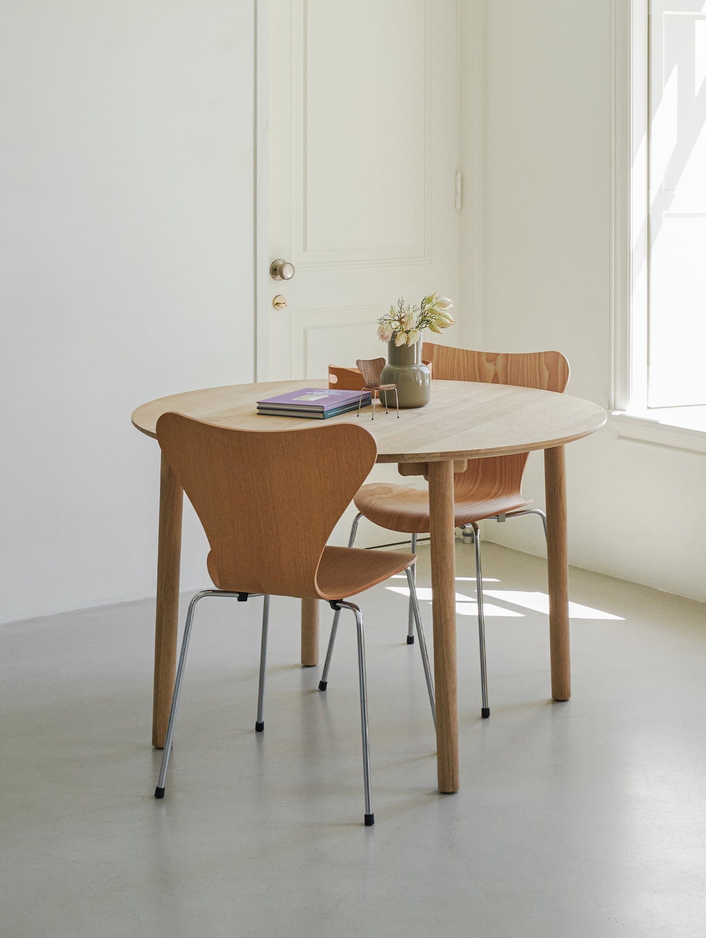 Hven Dining Table by Fritz Hansen - D110cm