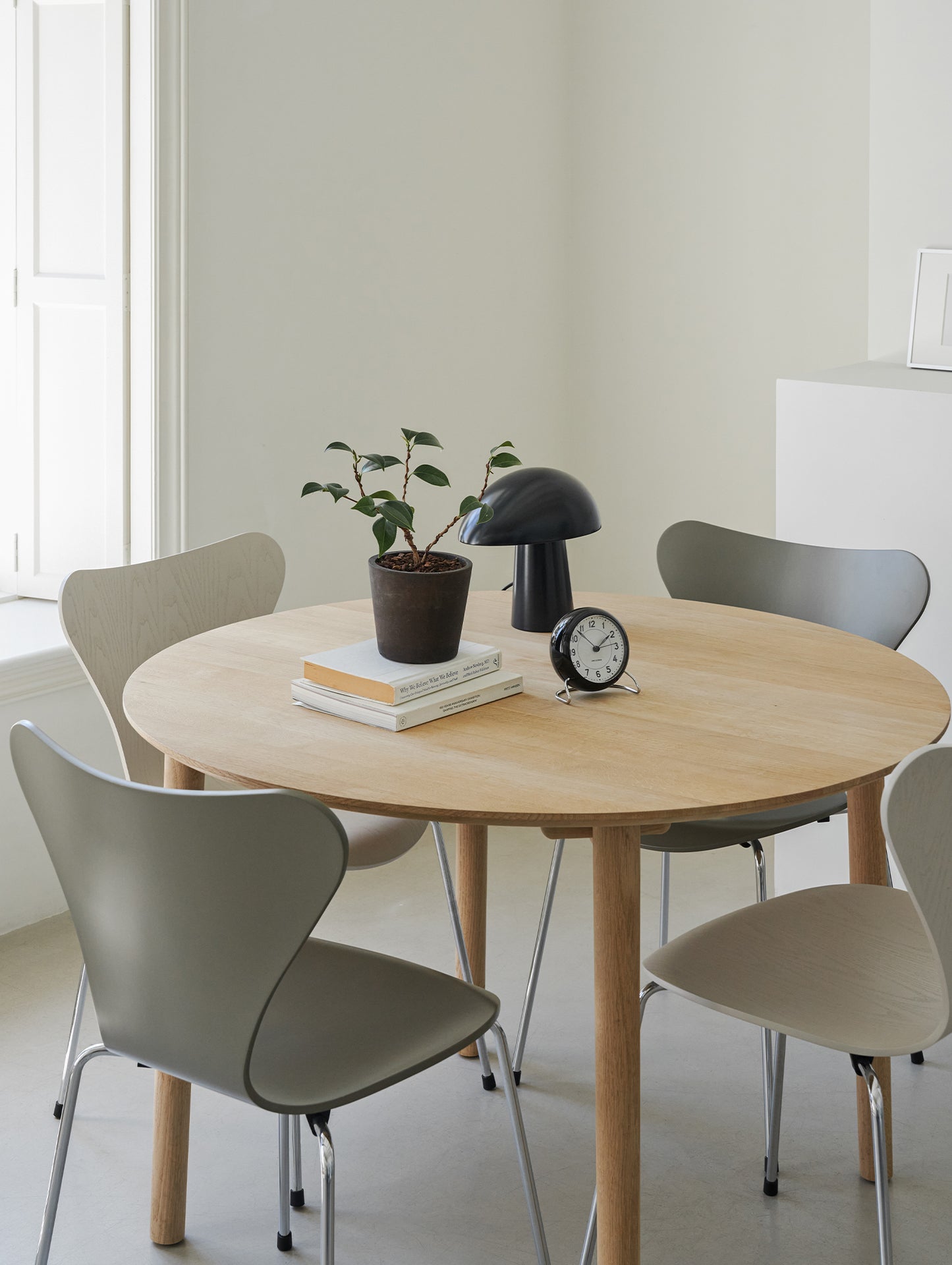 Hven Dining Table by Fritz Hansen - D110cm