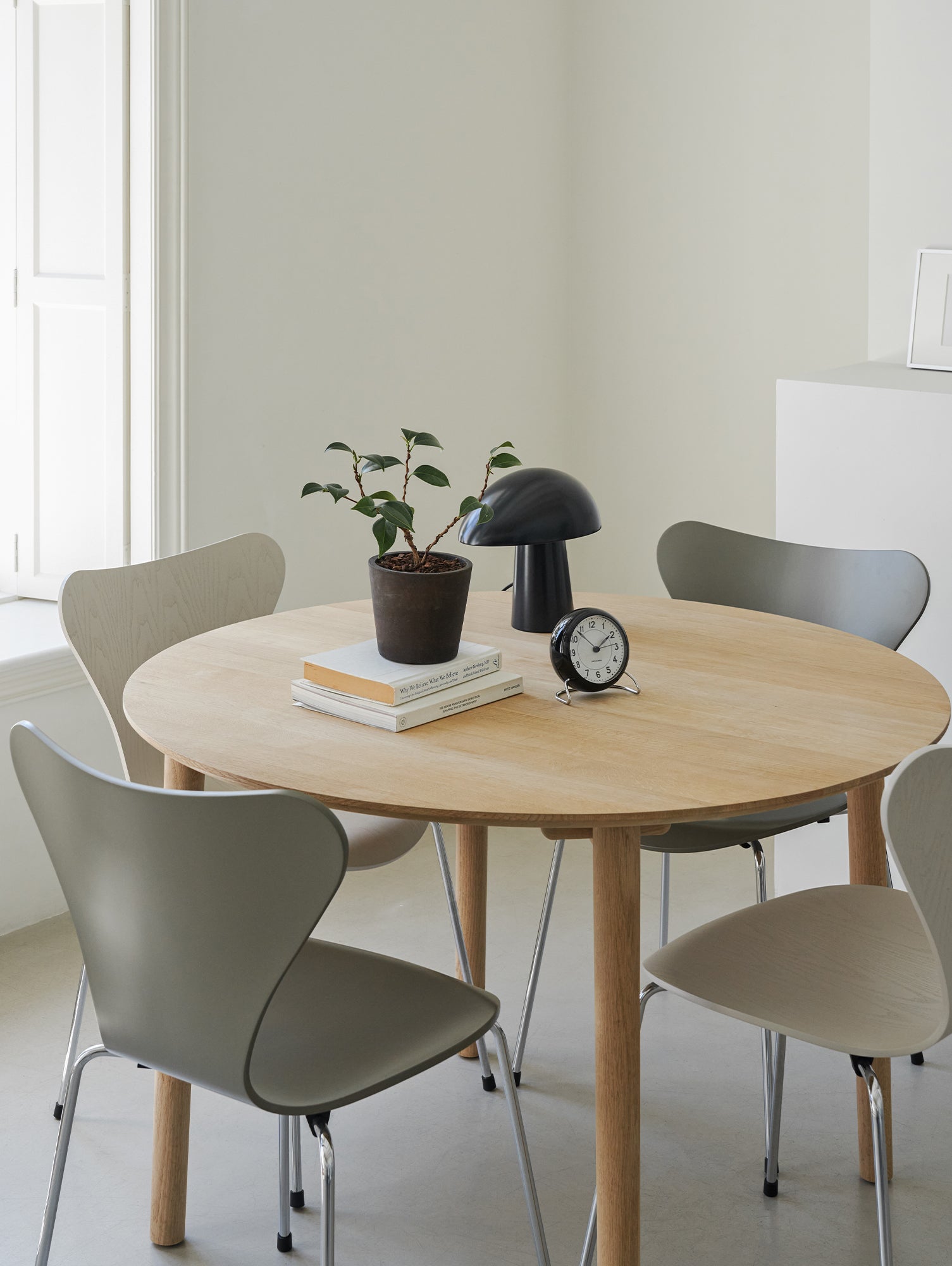 Hven Dining Table by Fritz Hansen - D110cm