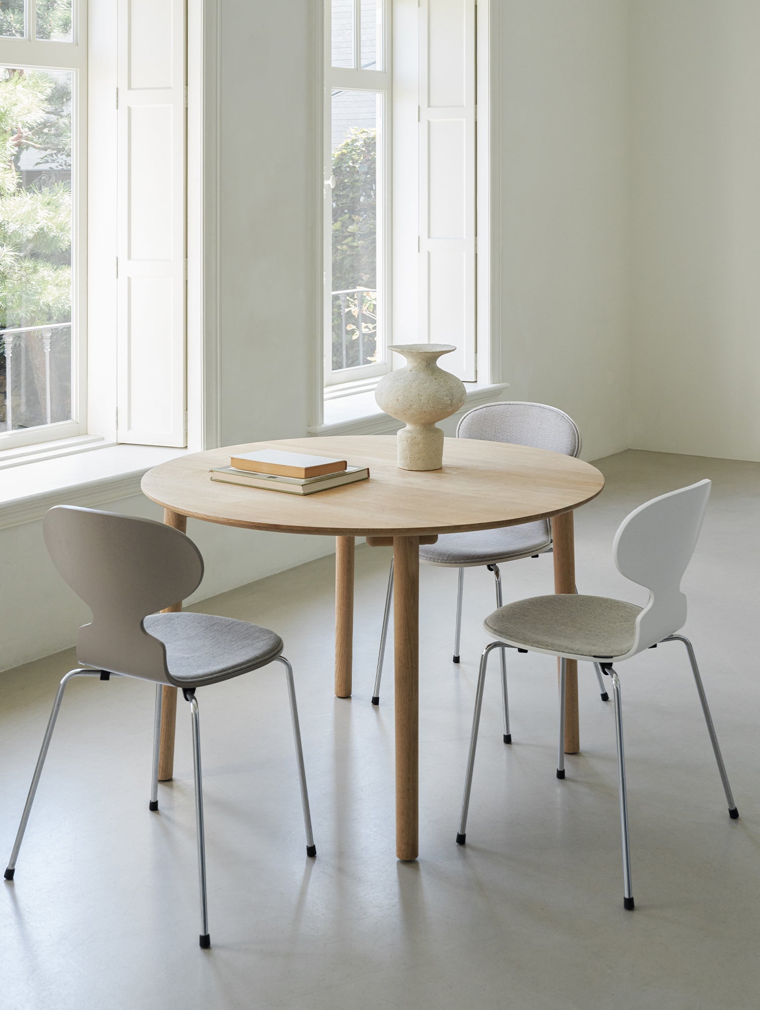 Hven Dining Table by Fritz Hansen - D110cm