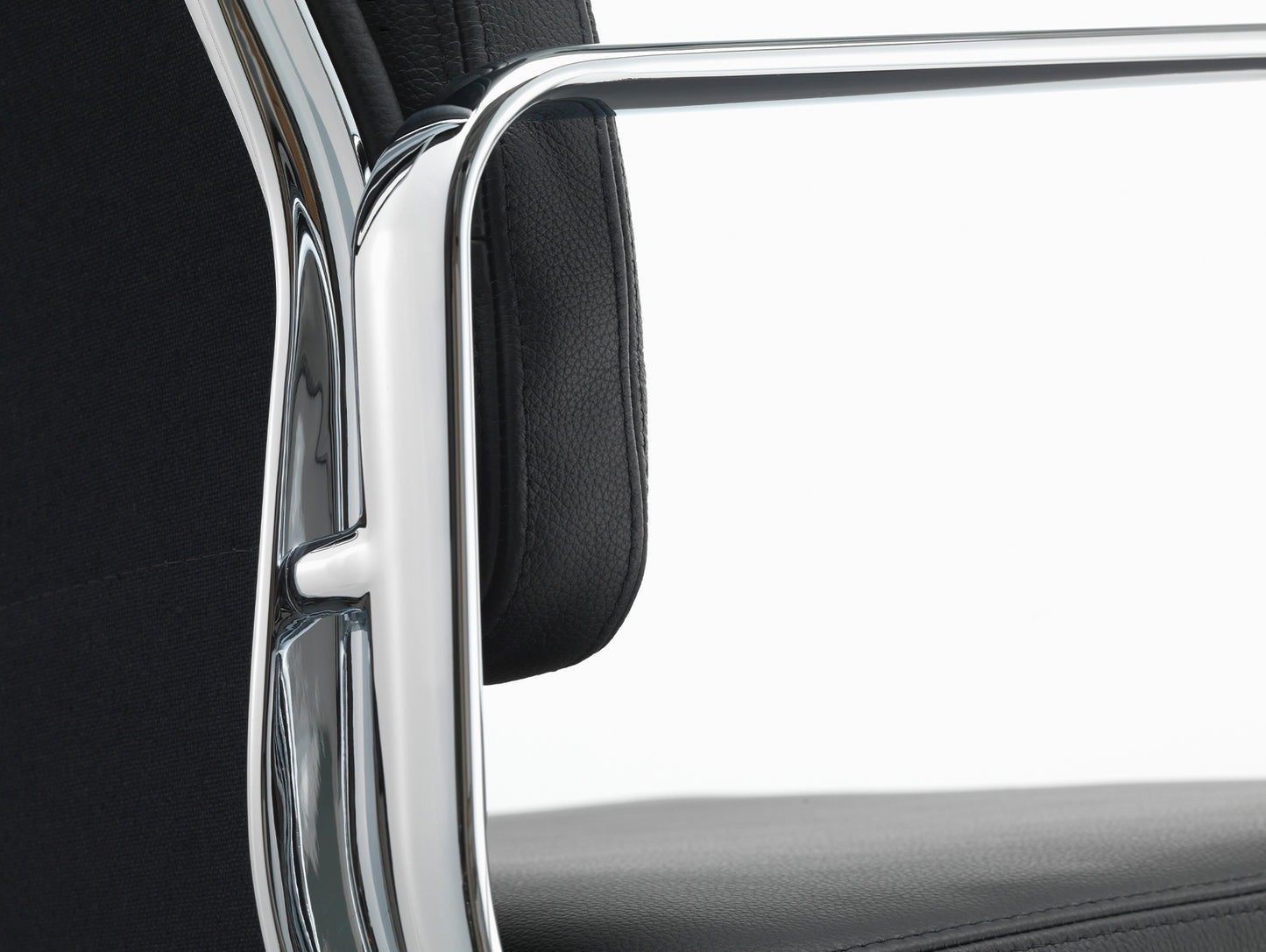 Soft Pad Work Chair EA 217 by Vitra - Chromed Aluminium / Seat: Nero Leather / Back: Plano Nero (L20)