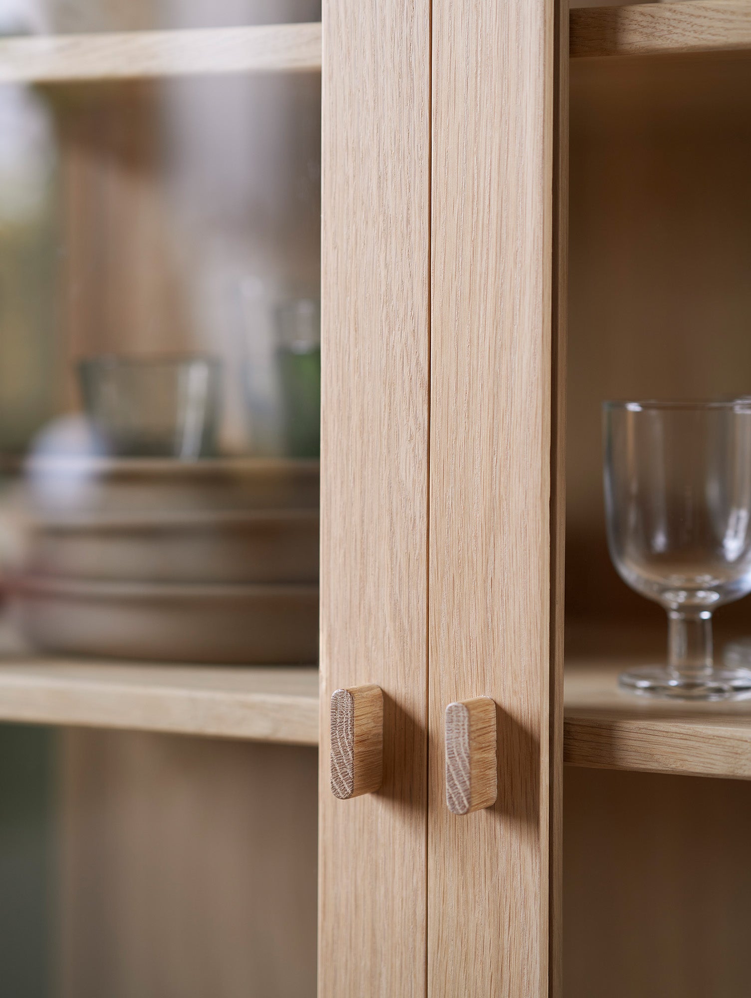 A90 Boderne Display Cabinet by FDB Mobler - Tall Standing (Height: 178 cm) / Lacquered Oak