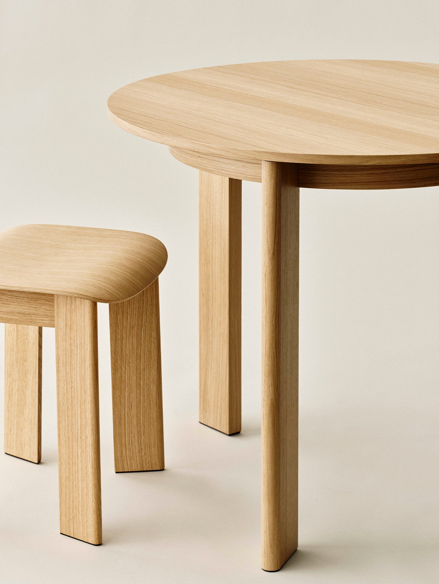 Chisel 20 Table Round by HAY - D90 cm / Lacquered Oak Veneer