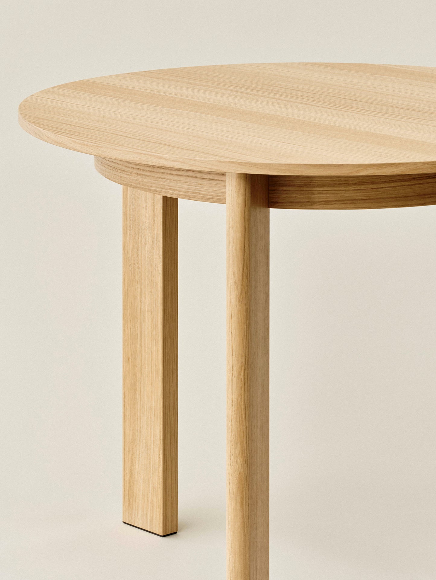 Chisel 20 Table Round by HAY - D90 cm / Lacquered Oak Veneer