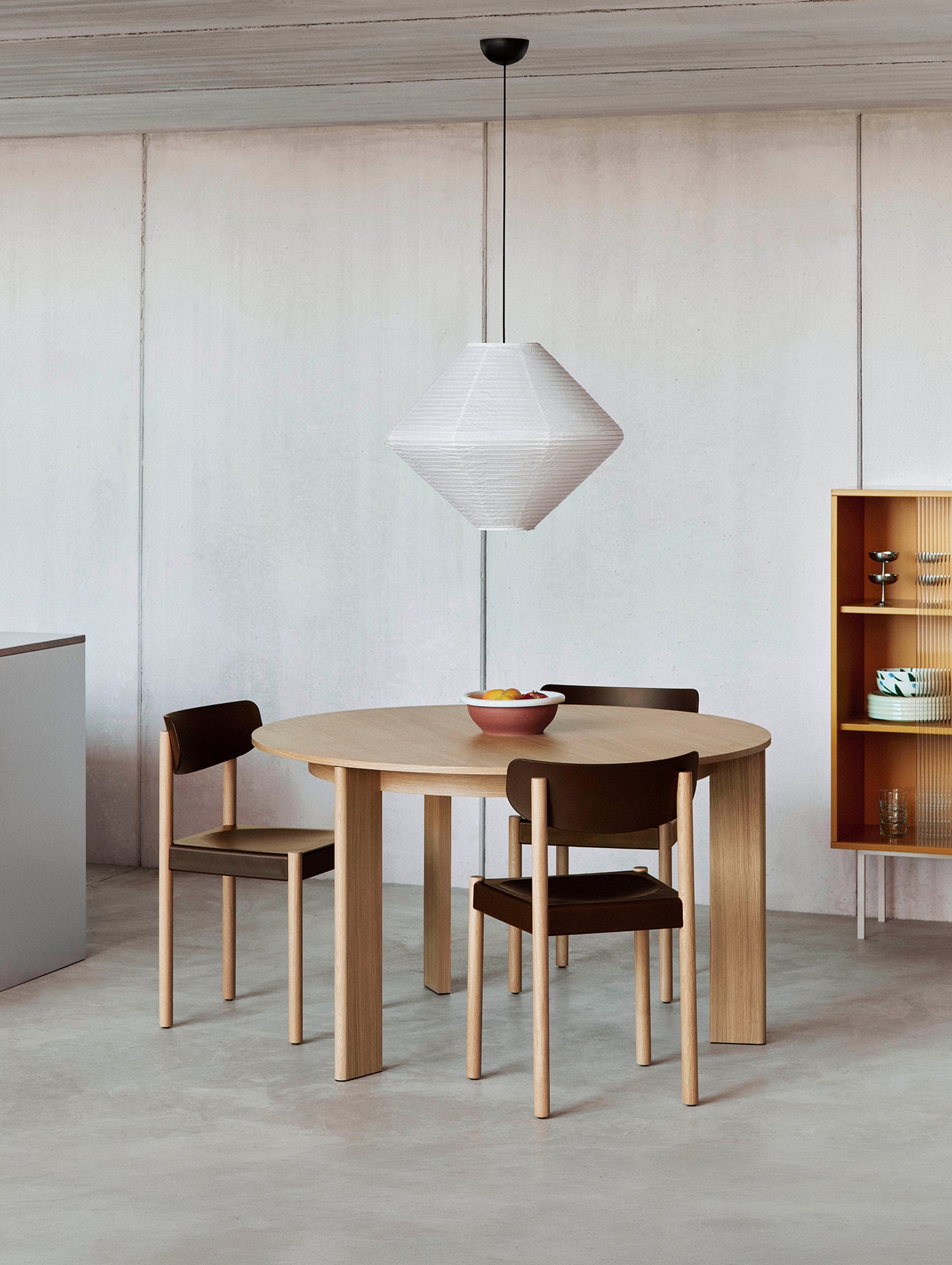 Chisel 20 Table Round by HAY - D127 cm / Lacquered Oak Veneer
