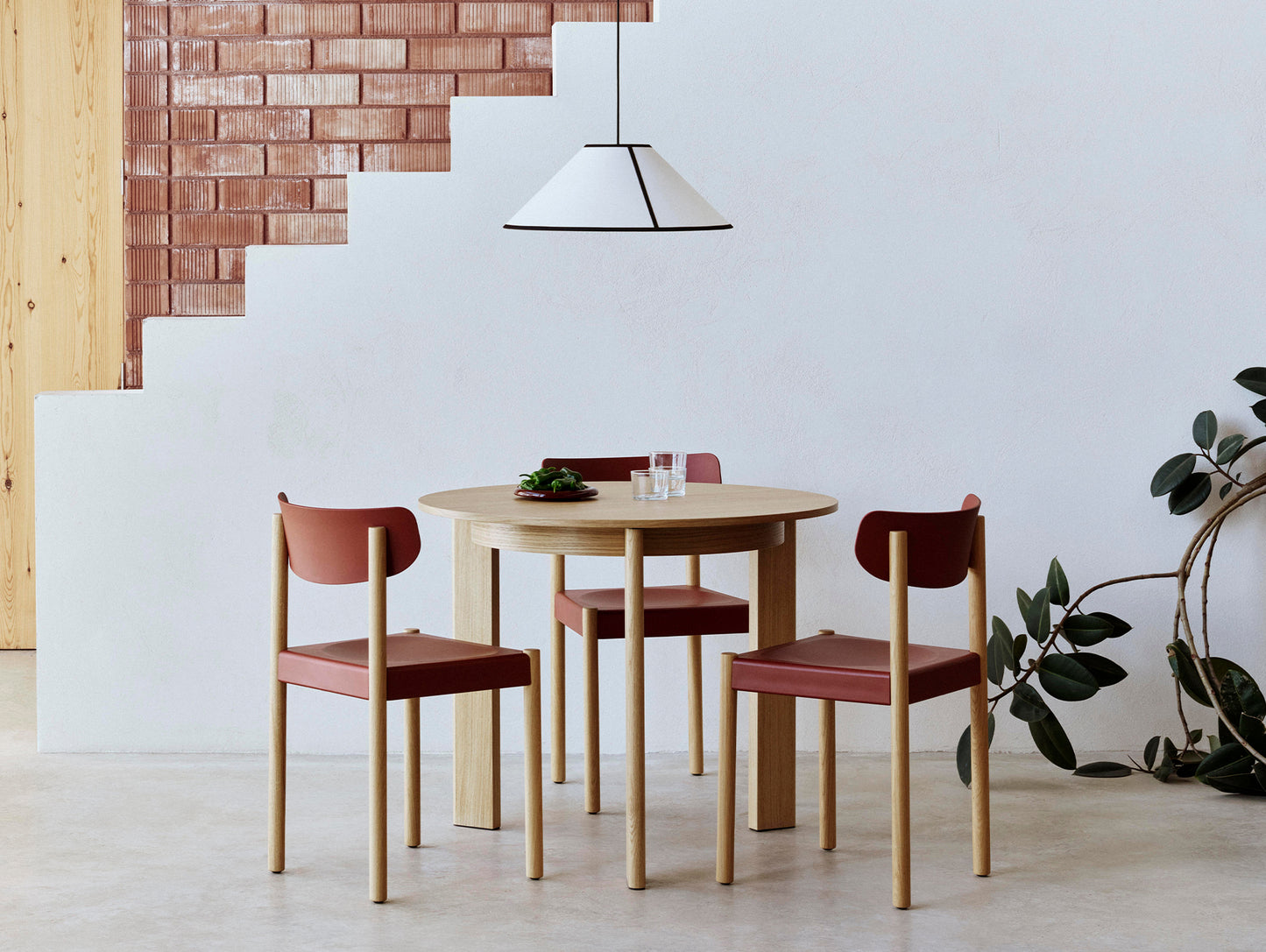 Chisel 20 Table Round by HAY - D90 cm / Lacquered Oak Veneer