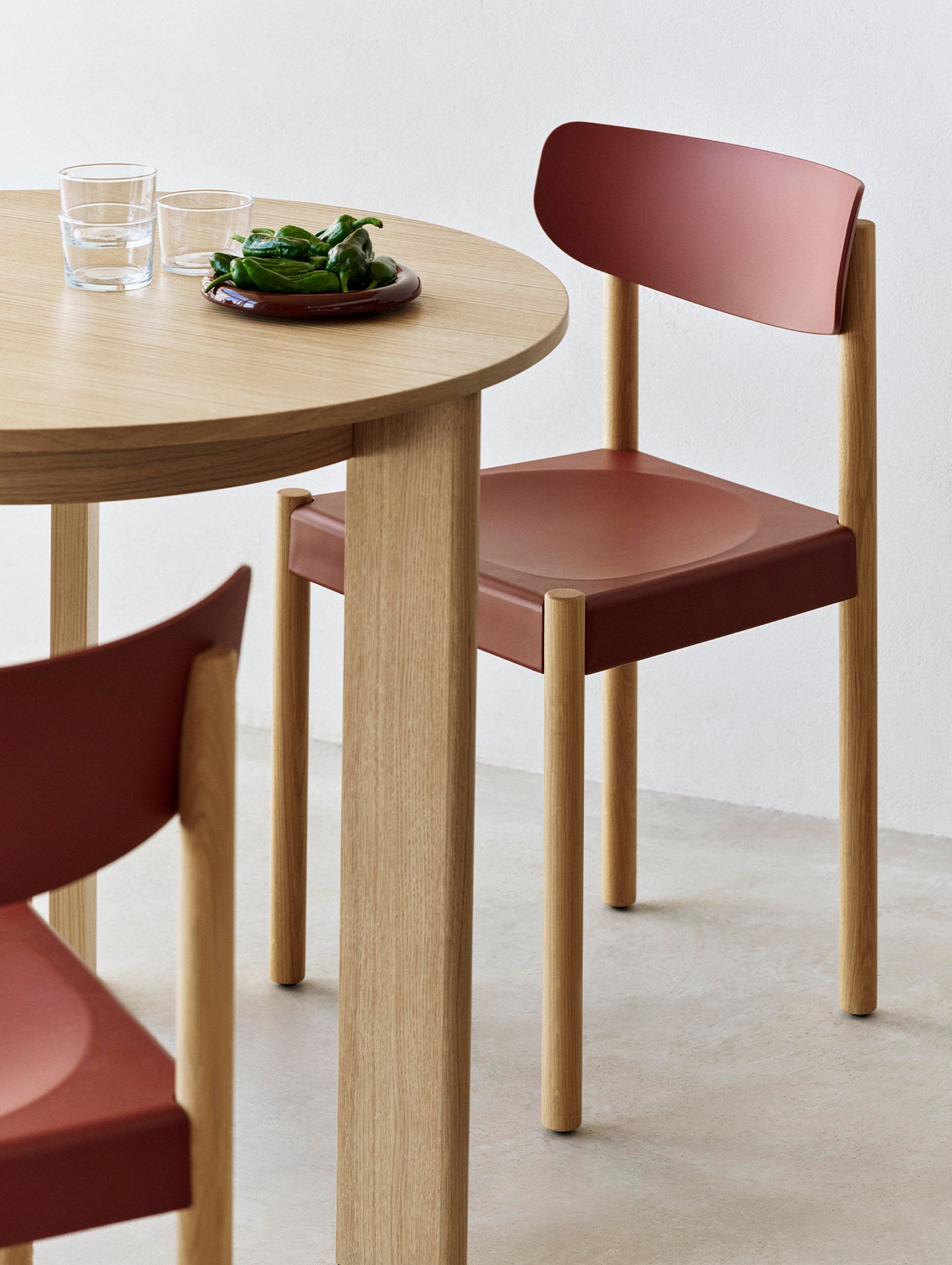 Chisel 20 Table Round by HAY - D90 cm / Lacquered Oak Veneer