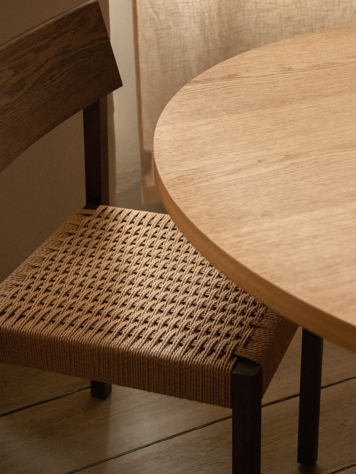 Puffin Round Dining Table (Solid Oak)