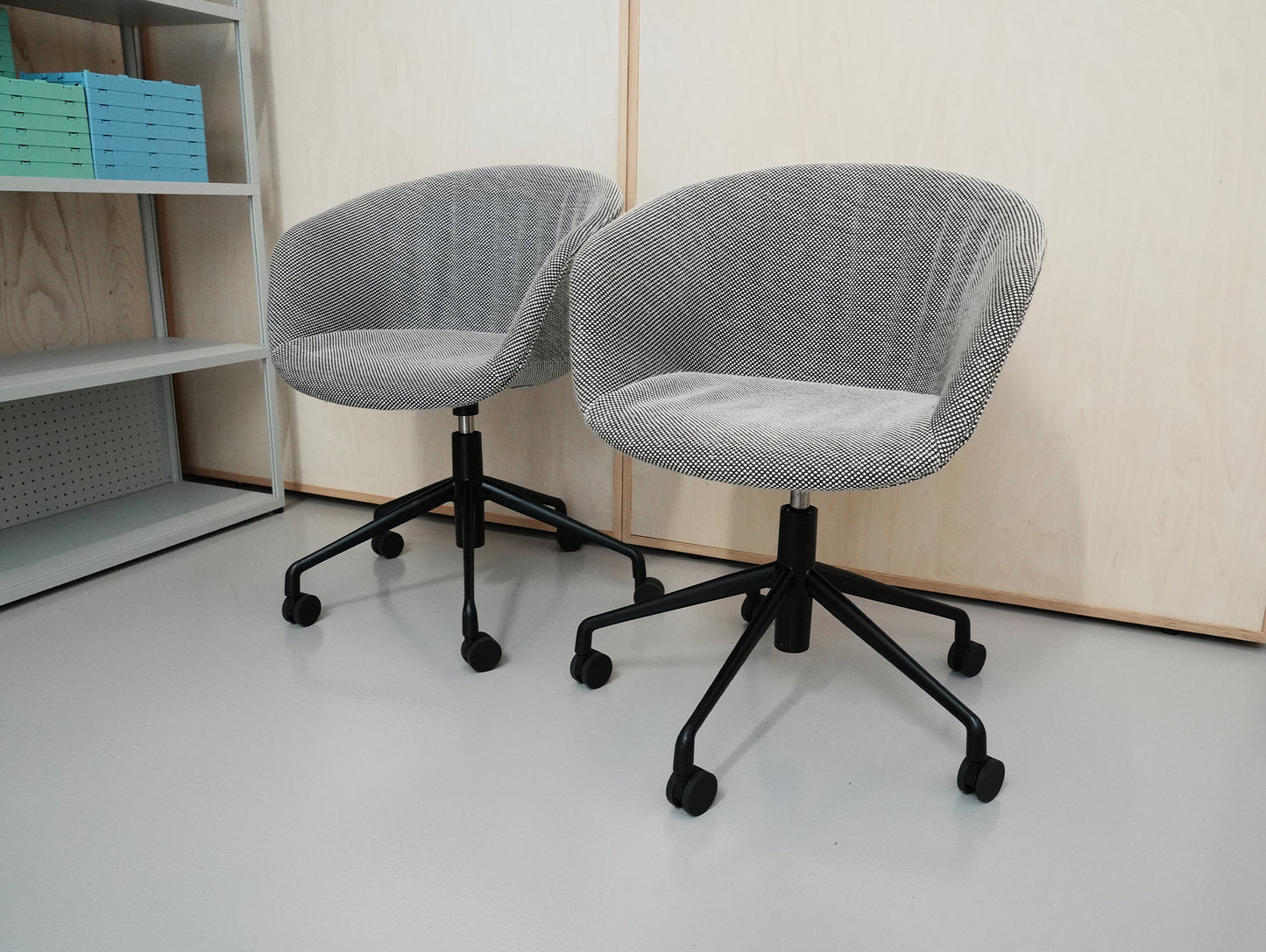 About A Chair AAC 53 Soft / Dot 1682 / Black Aluminium Base / Ex-Display