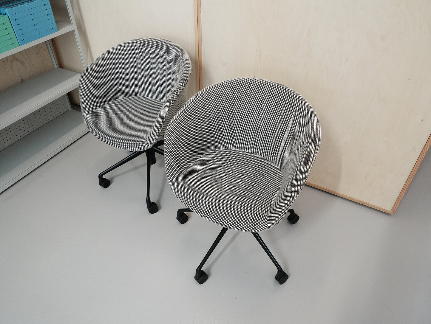 About A Chair AAC 53 Soft / Dot 1682 / Black Aluminium Base / Ex-Display