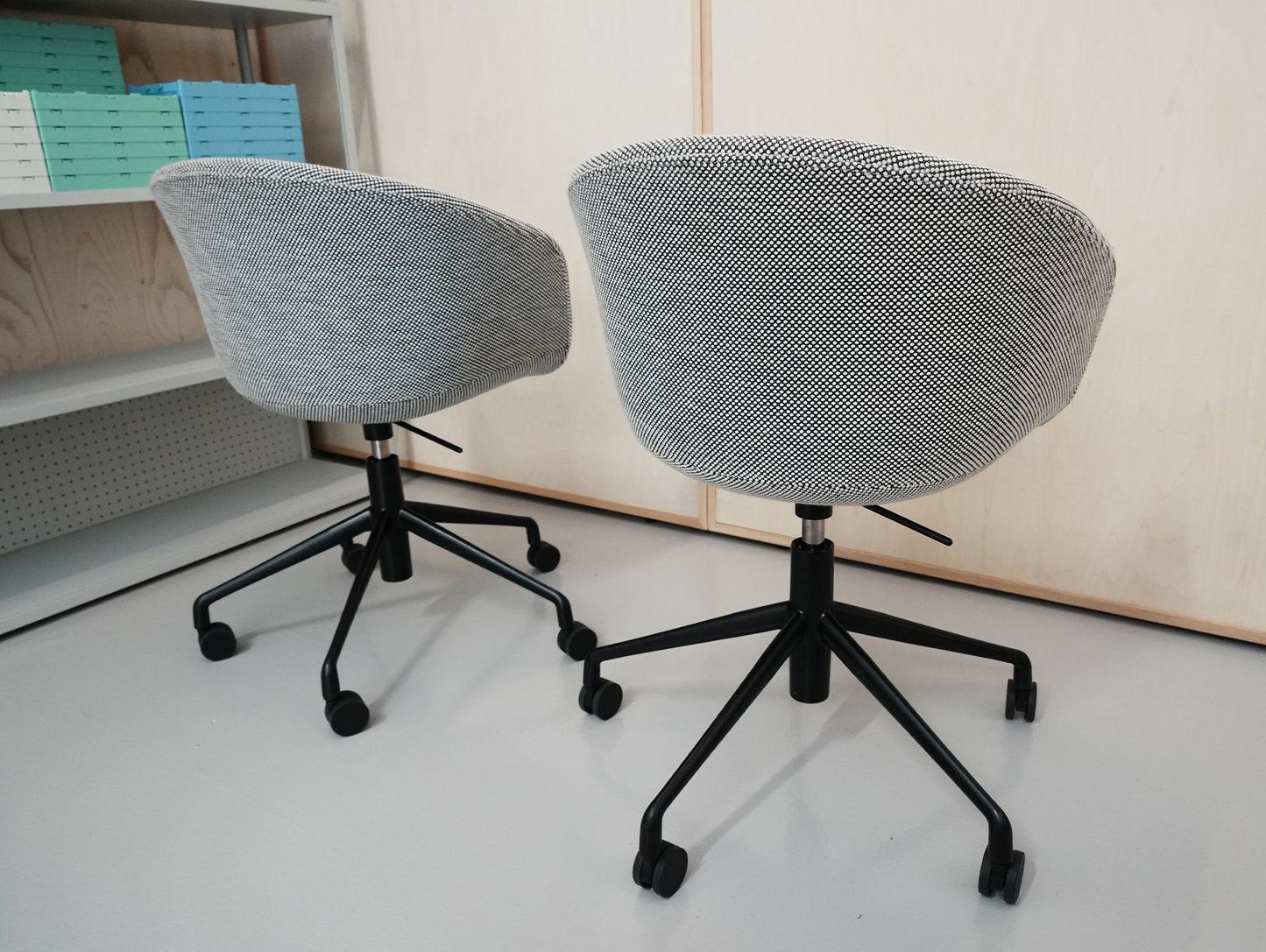 About A Chair AAC 53 Soft / Dot 1682 / Black Aluminium Base / Ex-Display