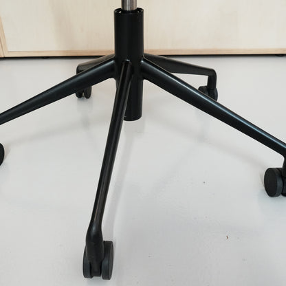About A Chair AAC 53 Soft / Dot 1682 / Black Aluminium Base / Ex-Display