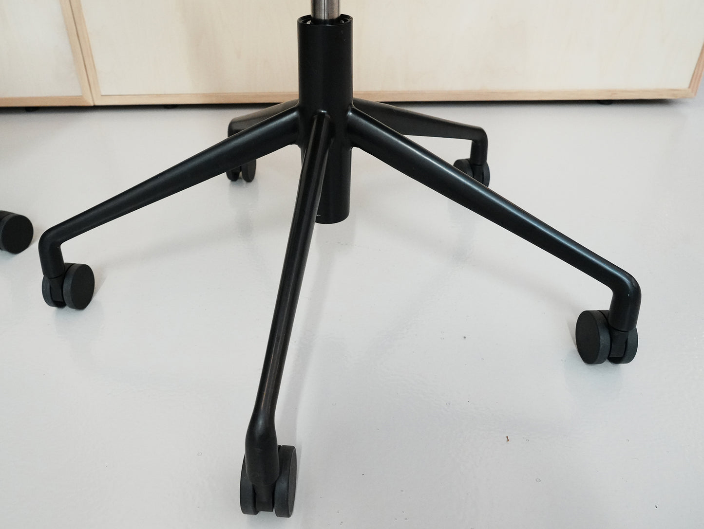 About A Chair AAC 53 Soft / Dot 1682 / Black Aluminium Base / Ex-Display