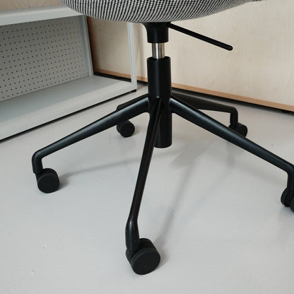 About A Chair AAC 53 Soft / Dot 1682 / Black Aluminium Base / Ex-Display