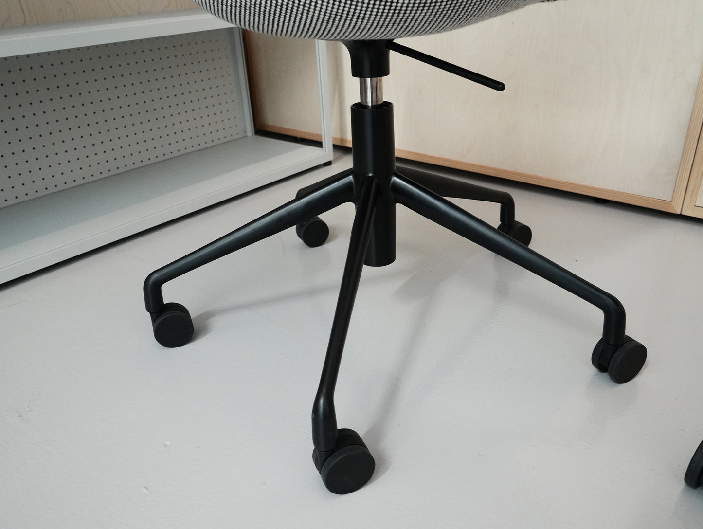About A Chair AAC 53 Soft / Dot 1682 / Black Aluminium Base / Ex-Display