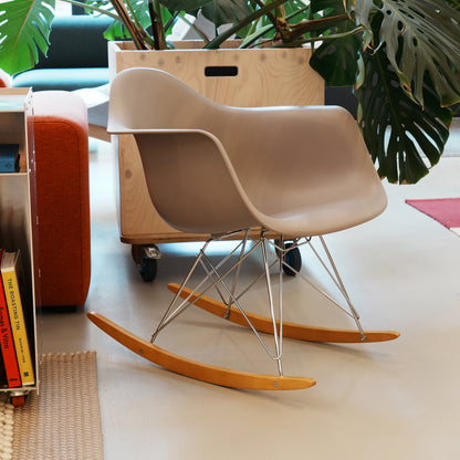 임스 RAR 플라스틱 안락 의자 RE