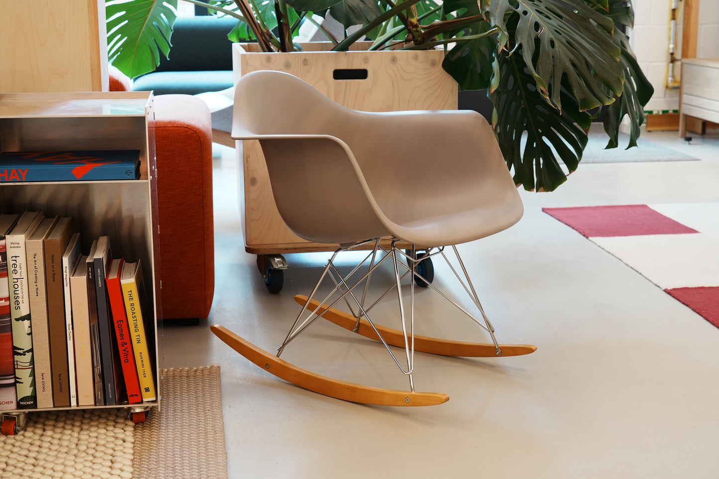 임스 RAR 플라스틱 안락 의자 RE