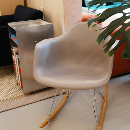 임스 RAR 플라스틱 안락 의자 RE