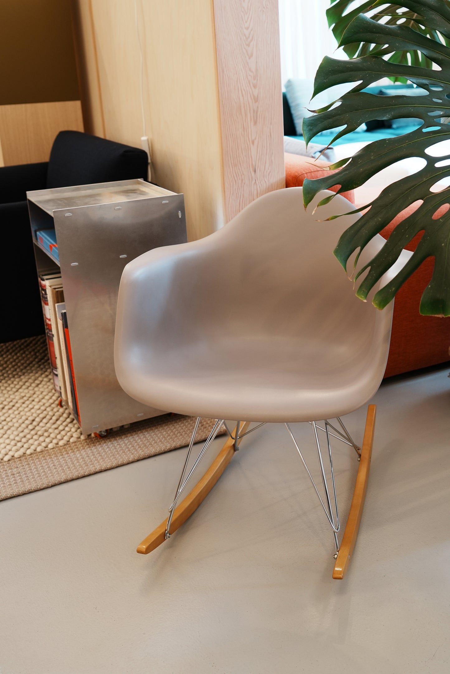 임스 RAR 플라스틱 안락 의자 RE