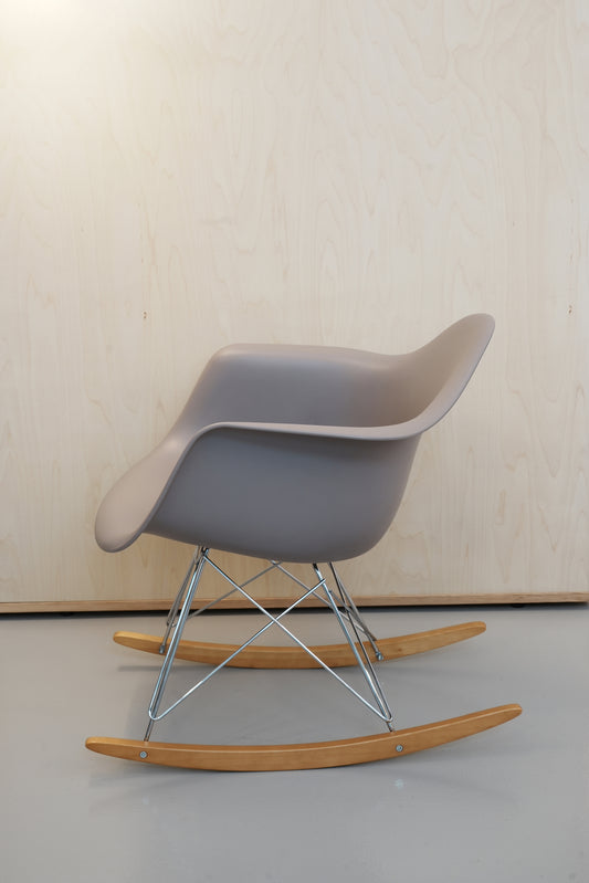 임스 RAR 플라스틱 안락 의자 RE