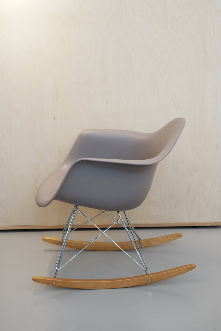 임스 RAR 플라스틱 안락 의자 RE