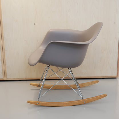 임스 RAR 플라스틱 안락 의자 RE