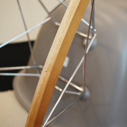 임스 RAR 플라스틱 안락 의자 RE